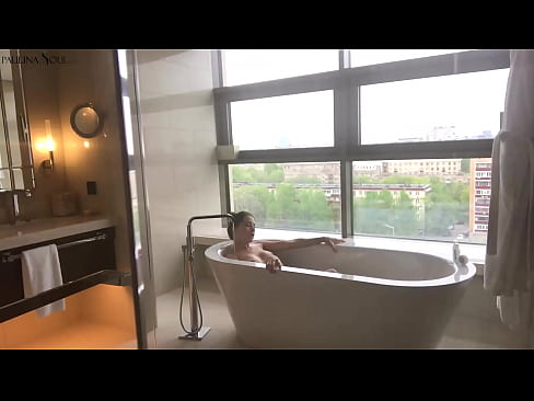 ❤️ Milžiniškas kūdikis aistringai masturbuoja savo putę vonios kambaryje ️❌ Dulkinimo video prie mūsų ☑